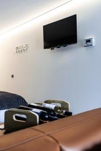 A television and/or entertainment centre at Guesthouse Max