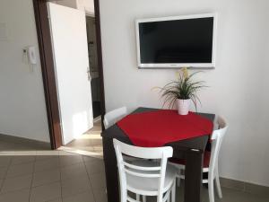 Televízia a/alebo spoločenská miestnosť v ubytovaní Dalmatia Apartments