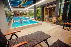 Bazén v ubytovaní Srebrny Bucznik Wellness & Restaurant alebo v jeho blízkosti