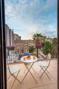 ラグーザにあるホテル ビットリオ ベネトの景色を望むバルコニー(テーブル、椅子付)