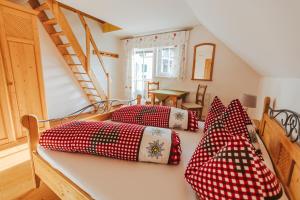 Rúm í herbergi á Gästezimmer & Buschenschank mit Weingut Hack-Gebell