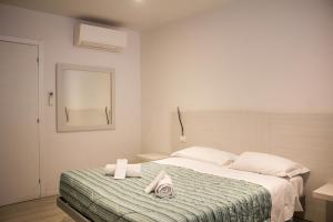 Un pat sau paturi într-o cameră la Hotel Sant'Orsola City House