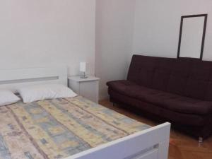um quarto com uma cama e um sofá em Apartment in Biograd na Moru with Terrace, Air conditioning, Wi-Fi (4801-2) em Biograd na Moru