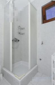 uma casa de banho branca com um chuveiro com uma porta de vidro em Apartment in Biograd na Moru with Terrace, Air conditioning, Wi-Fi (4801-2) em Biograd na Moru