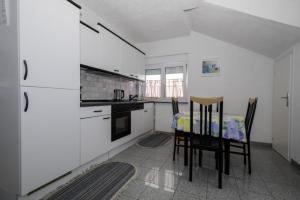 Kuchyň nebo kuchyňský kout v ubytování Apartment in Lopar with Terrace, Air conditioning, Wi-Fi, Dishwasher (4612-2)