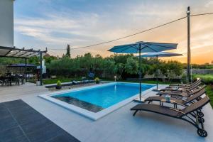 Bazén v ubytovaní Holiday Home in Ždrelac with Seaview, Terrace, Air condition, WIFI (4652-1) alebo v jeho blízkosti