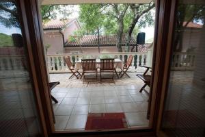 Balkón alebo terasa v ubytovaní 2-bedroom Apartment with terrace in Povile 3542-1