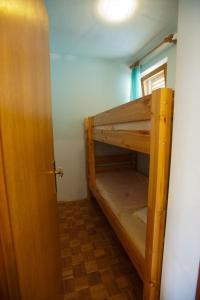 een stapelbed in een kleine kamer met een deur bij 2-bedroom Apartment with terrace in Povile 3542-1 in Povile