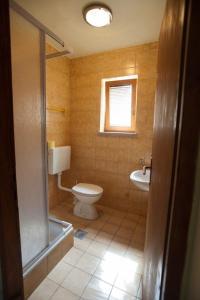 Kúpeľňa v ubytovaní 2-bedroom Apartment with terrace in Povile 3542-1