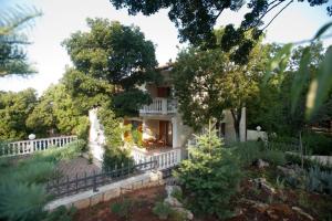 Vonkajšia záhrada v ubytovaní 2-bedroom Apartment with terrace in Povile 3542-1