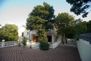 Vonkajšia záhrada v ubytovaní 2-bedroom Apartment with terrace in Povile 3542-1