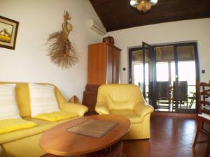 Posedenie v ubytovaní Holiday house in Kukljica with sea view, terrace, air conditioning, Wi-Fi (4572-1)