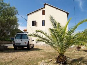 Vonkajšia záhrada v ubytovaní Holiday house in Kukljica with sea view, terrace, air conditioning, Wi-Fi (4572-1)