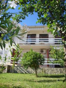 Vonkajšia záhrada v ubytovaní Apartment in Cres with sea view, balcony, air conditioning, Wi-Fi (4249-1)