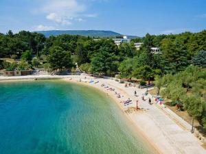 an aerial view of a beach with umbrellas and people at Apartment in Cres with sea view, balcony, air conditioning, Wi-Fi (4249-1) in Cres