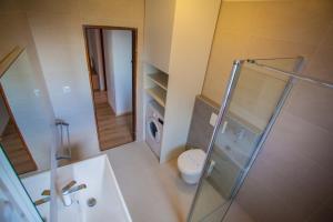 Kúpeľňa v ubytovaní Apartment in Cres with sea view, balcony, air conditioning, Wi-Fi (4249-1)