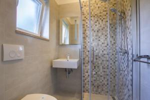 a bathroom with a toilet and a sink and a shower at Apartment in Cres with sea view, balcony, air conditioning, Wi-Fi (4249-1) in Cres