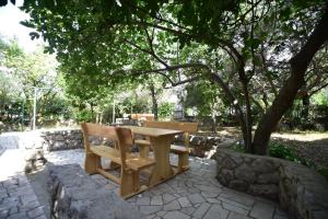 Vonkajšia záhrada v ubytovaní Apartment in Cres with sea view, balcony, air conditioning, Wi-Fi (4249-1)