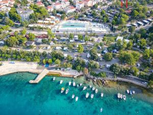 una vista aérea de un puerto con barcos en el agua en MOBIL HOME SELCE en Selce