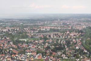 una vista aérea de una ciudad con casas y árboles en Gästehaus Lisakowski Pension am Brautwiesenpark en Görlitz