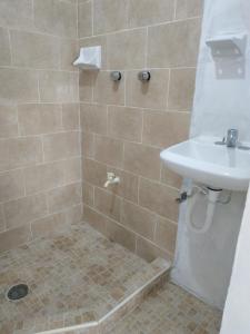 y baño con lavabo y ducha. en Departamento sencillo en CAMPECHE EX HACIENDA KALA, en Campeche