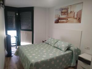 Łóżko lub łóżka w pokoju w obiekcie Edificio Valles del Lúpulo (DUPLEX)