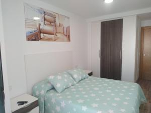Łóżko lub łóżka w pokoju w obiekcie Edificio Valles del Lúpulo (DUPLEX)