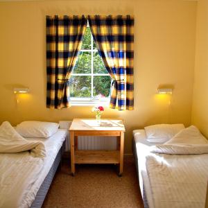 a bedroom with two beds and a window at Gaffelbyn - Sundsvalls Vandrarhem in Sundsvall
