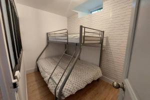 1 dormitorio con 2 literas en una pared en Villa Jean Julien - Les Cascades - Wifi - 2 chambres - 6 personnes - Terrasse, en Le Mont-Dore