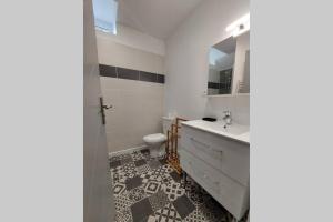 un baño con lavabo e inodoro en Villa Jean Julien - Les Cascades - Wifi - 2 chambres - 6 personnes - Terrasse, en Le Mont-Dore 13 fotos más