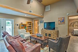 Μια τηλεόραση ή/και κέντρο ψυχαγωγίας στο Lake Texoma Cabin - 1 Mi to Park and Boat Ramp!