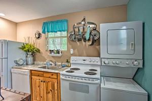 Η κουζίνα ή μικρή κουζίνα στο Lake Texoma Cabin - 1 Mi to Park and Boat Ramp! +18 φωτογραφίες
