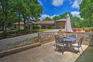 Κήπος έξω από το Lake Texoma Cabin - 1 Mi to Park and Boat Ramp!