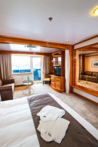 Postel nebo postele na pokoji v ubytování Sunborn London Yacht Hotel