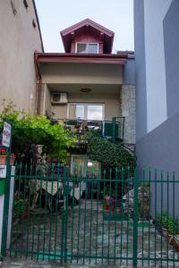 uma cerca verde em frente a uma casa em Markulev Apartment em Ohrid