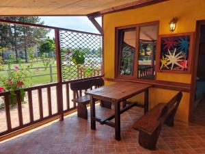 eine Veranda mit einem Holztisch und einer Bank in der Unterkunft Villa art colony in Ohrid