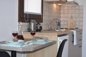 Kuchyň nebo kuchyňský kout v ubytování Asteras Apartments + 37 fotografií