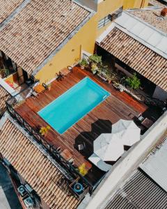 uma vista superior de uma piscina num telhado em Kastel Itaipava em Itaipava