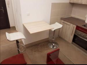 Kuchyň nebo kuchyňský kout v ubytování RoyalWings apartman Jagodina