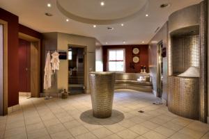 un bagno con una grande stanza con spogliatoio di 4*S Galtenberg Resort ad Alpbach
