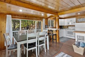 uma cozinha e sala de jantar com mesa e cadeiras em Lakeside Loungin' em Hayden