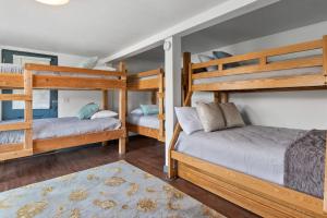 Двухъярусная кровать или двухъярусные кровати в номере Lakeside Loungin'