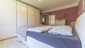 Gallery image of Ferienhaus Cottbus, Garage, große Sonnenterrasse, Kamin, 4 Zimmer, Ankleidezimmer in Cottbus +8 photos