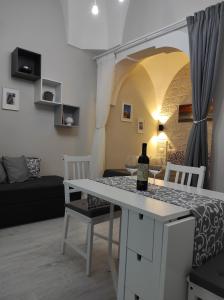 - une bouteille de vin assise sur une table dans le salon dans l'établissement Apartment Casa Felice, à Ostuni