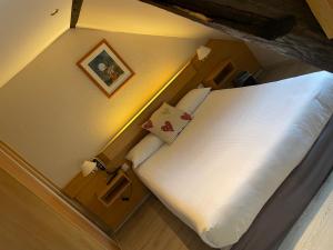 Postel nebo postele na pokoji v ubytování Hôtel Sainte Odile + 11 fotografií