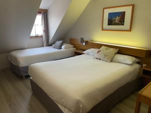 Postel nebo postele na pokoji v ubytování Hôtel Sainte Odile