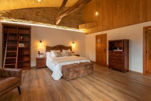 A bed or beds in a room at Araucaria House