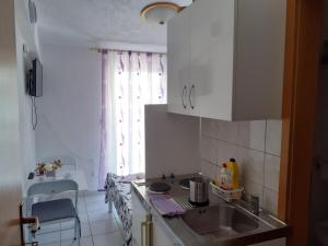 a kitchen with a sink and a counter top at Sobe Stanković in Podaca