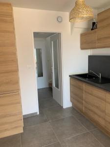 Η κουζίνα ή μικρή κουζίνα στο L'EFFET MER, DUPLEX SUR LE PORT AVEC SES 2 TERRASSES VUE MER