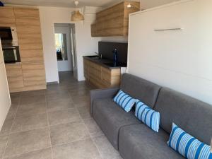 Η κουζίνα ή μικρή κουζίνα στο L'EFFET MER, DUPLEX SUR LE PORT AVEC SES 2 TERRASSES VUE MER